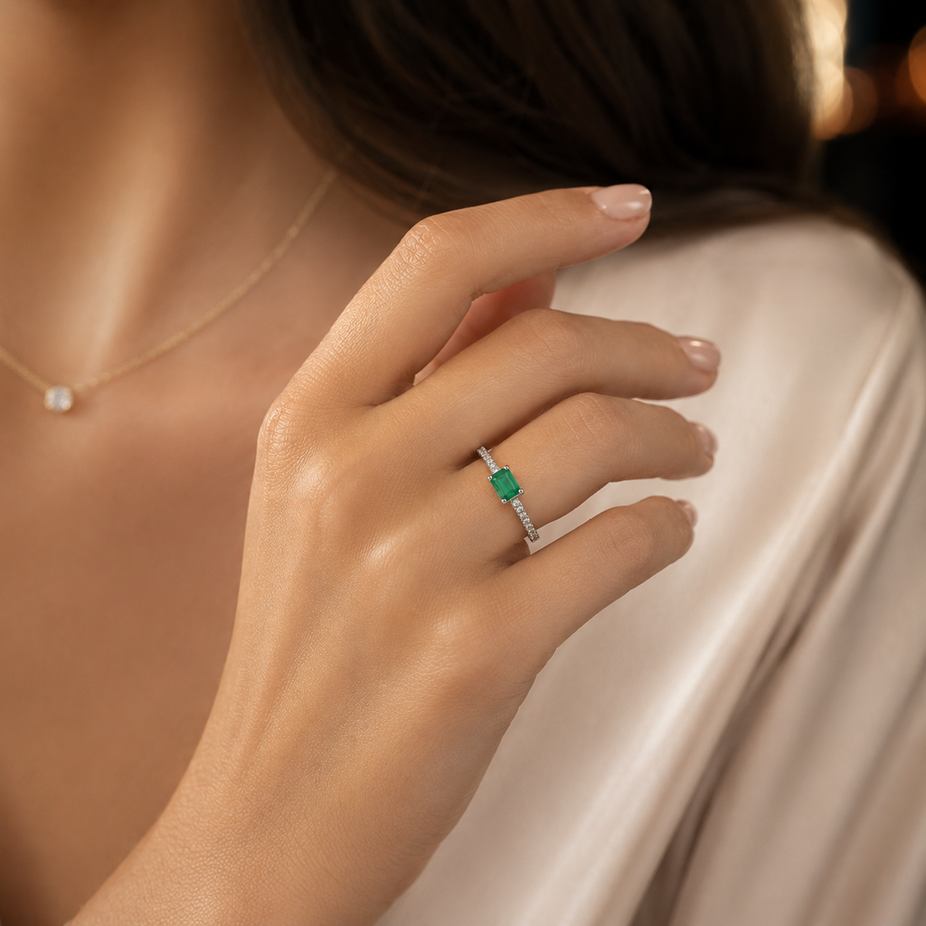 Anillo Herencia Real en Verde y Diamante