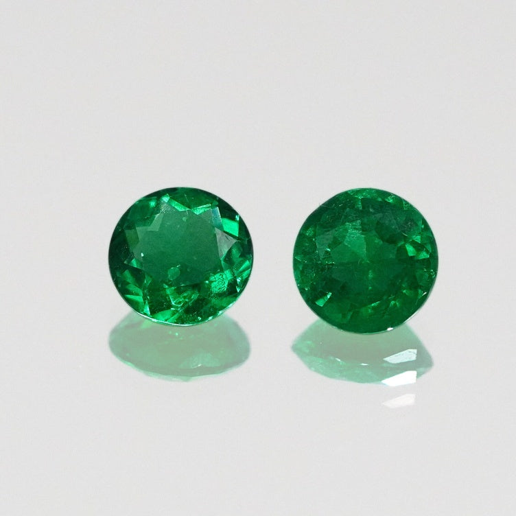 Muzo de corte redondo de 0,66 y 0,62 ct